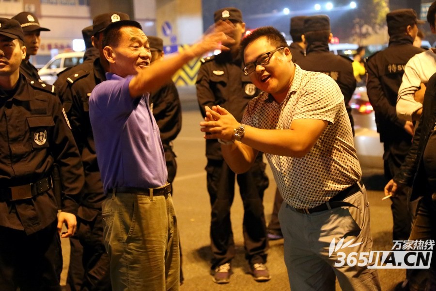 ���պϷ�һС��ͣ�糬30Сʱ ҵ��ҹ�۽�ͷ��˵��