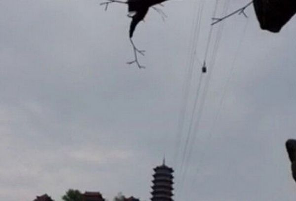 大冶一游客乘坐高空索道时被卡 从百米高空坠亡 大冶一游客乘坐高空索道时被卡 从百米高空坠亡