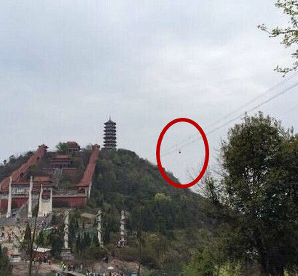 大冶一游客乘坐高空索道时被卡 从百米高空坠亡 大冶一游客乘坐高空索道时被卡 从百米高空坠亡