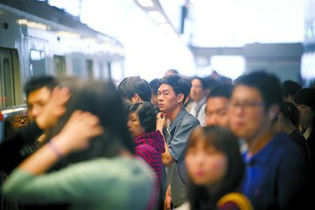 李光耀国葬后私人葬礼:超300人火化场外等候 李光耀国葬后私人葬礼:超300人火化场外等候