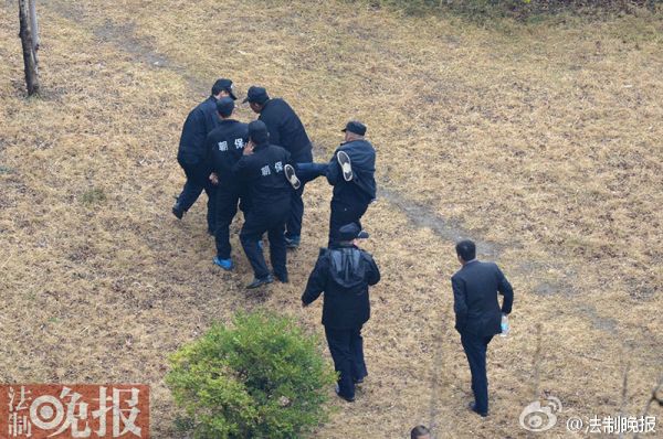 北京坍塌现场:无伤者被抬出 有记者被抬出 北京坍塌现场:无伤者被抬出 有记者被抬出