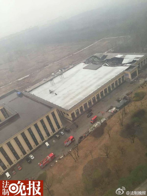 北京一家居建材市场坍塌 记者手机被抢人被抬出 北京一家居建材市场坍塌 记者手机被抢人被抬出