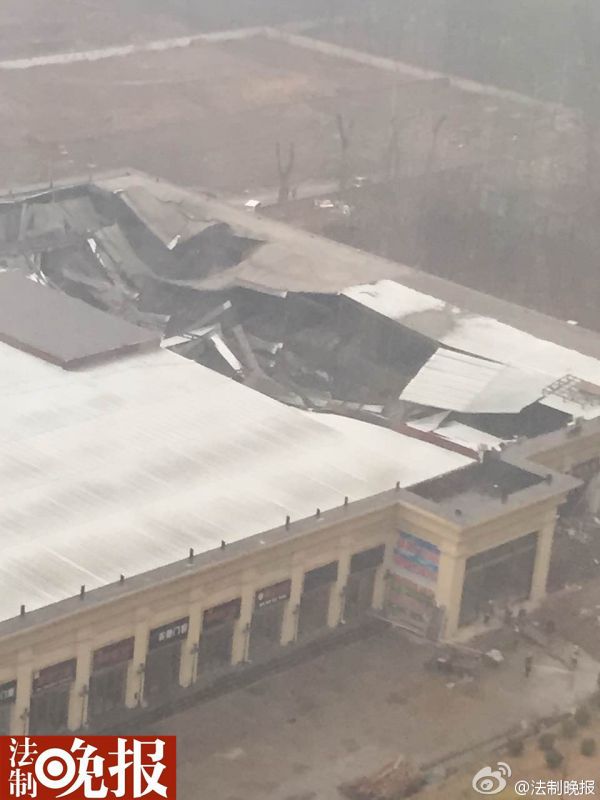 北京一家居建材市场坍塌 记者手机被抢人被抬出 北京一家居建材市场坍塌 记者手机被抢人被抬出