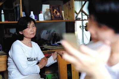 2014年5月22日,临安家中,陆永敏看着刘霆化妆,此时的刘霆已决定做变性手术。