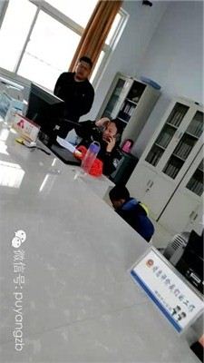 女民警上班时间吃零食骂百姓“傻了吧唧的”(图)
