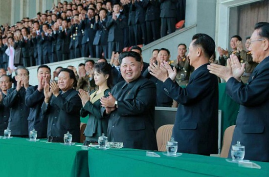 李雪主陪同金正恩观看足球赛时隔4个月再露面