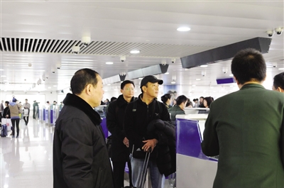 葛某某在便衣的陪同下办理入境手续