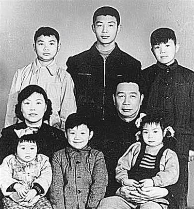 陈士榘及其家人。