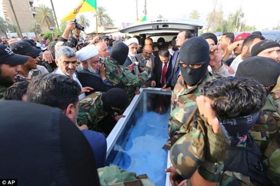 ��4��21�ձ�������������������ʲҶ������������������������ɽ����Χ��ISIS�����ж���ISսʿ�����а�������ķ��ǰ�����ײ�����