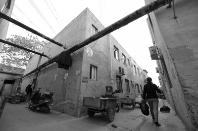 ����������������ĳ�򸾰���ǰ����ס������(����4��22��)������ʱ��������˼����