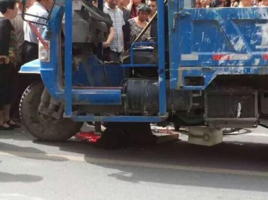 四川青神城区一中年女子被三轮货车碾压致死 四川青神城区一中年女子被三轮货车碾压致死