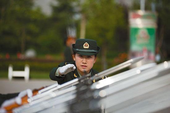 Ϊ�˱�����7���������ǹ��ͬһ�����Ů���ǻ��ڴ̵��Ϻ�һ������������ϰ�����մﵽ���ǹ����һ��ֱ����