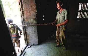 12岁女孩患病被父母锁身6年 地面被挖出坑 12岁女孩患病被父母锁身6年 地面被挖出坑