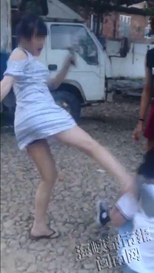 ��������һ17���и��������Ů�� ������Ƶ���Ϸ贫