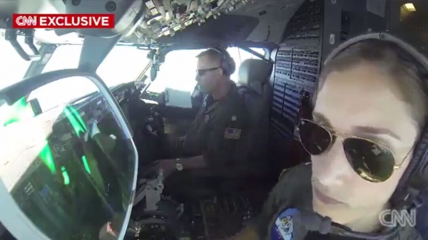 美侦察机飞越南海岛礁上空 无视中方8次警告(图)