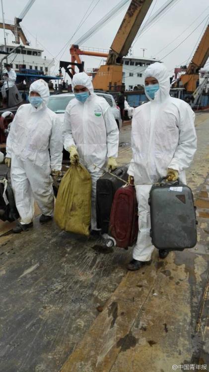 东方之星号遇难者遗物出舱 东方之星号遇难者遗物出舱