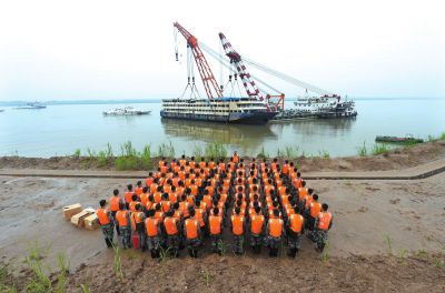 6月8日,负责清理工作的湖北省军区某舟桥旅官兵完成任务后向“东方之星”客轮默哀并告别。