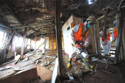 6月8日,清理人员在对四楼客舱进行清理。新华社发