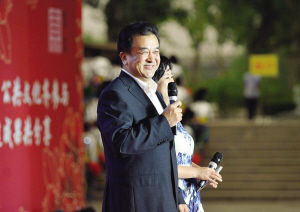 6��10�������й���Э����ר�������ݳ���ж�ΰ�һ�������Ļƺ깫�����࣬���й����ռ�Э�ḱ��ϯ�������������ᣬ�᳡�ϻƺ�������Ĭ���������ɡ�