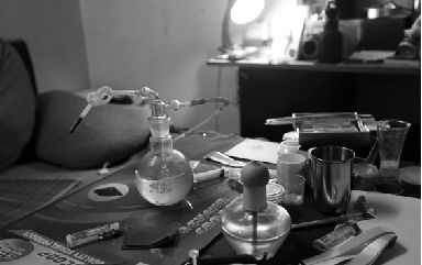 男子为还债网购材料自学制毒 曾找 瘾君子 试毒