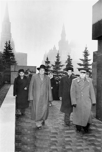 1957年11月5日下午,在克里姆林宫警卫局局长扎哈洛夫少将陪同下,毛主席率代表团到红场瞻仰列宁墓并敬献花圈。毛主席左侧为翻译阎明复,右侧为卫士李银桥。