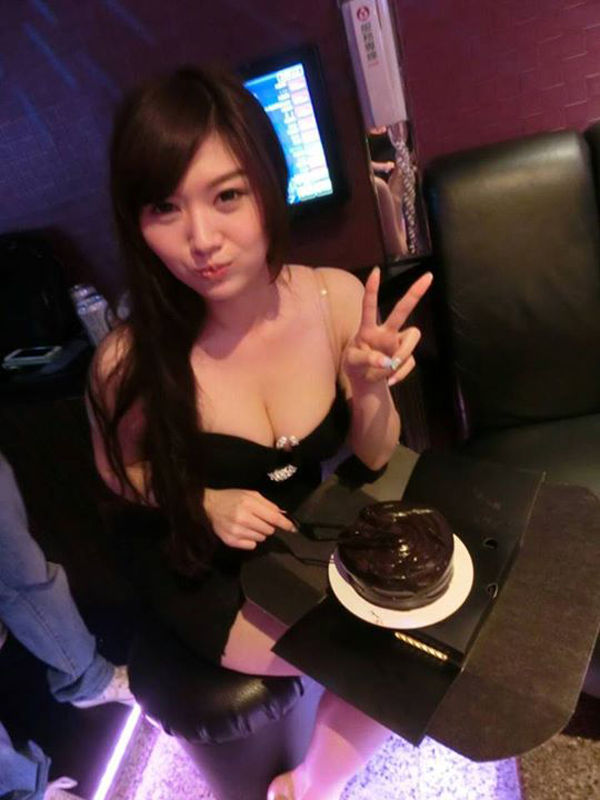 台湾25岁极品Showgirl 又白又大脸又正