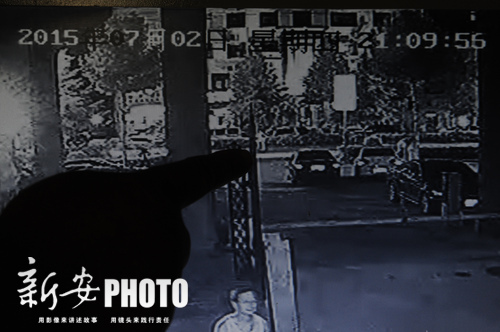 小区监控中显示,李某被撞倒的时间大约是21点多钟。