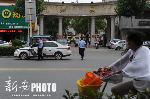 小区监控中显示,李某被撞倒的时间大约是21点多钟。
