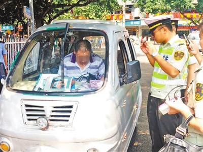 重庆一摩托车司机自制牌照:狂奔牛B74110- M