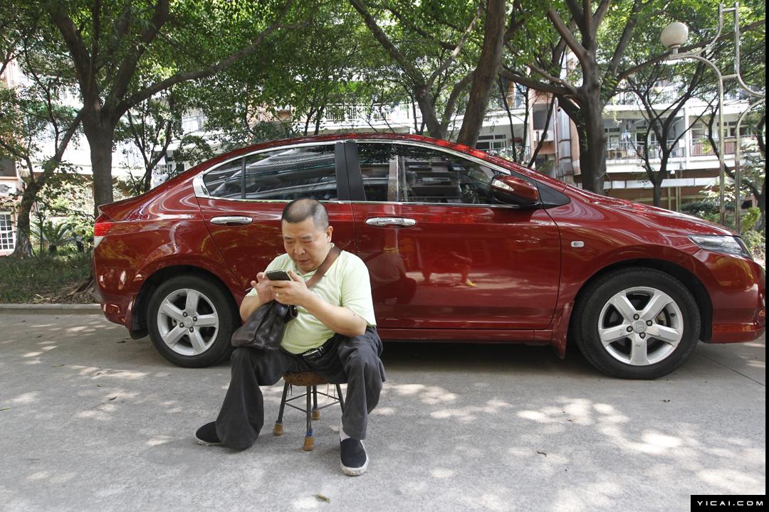 重庆残疾大叔坐轮椅卖保险13年 月入最高达3万