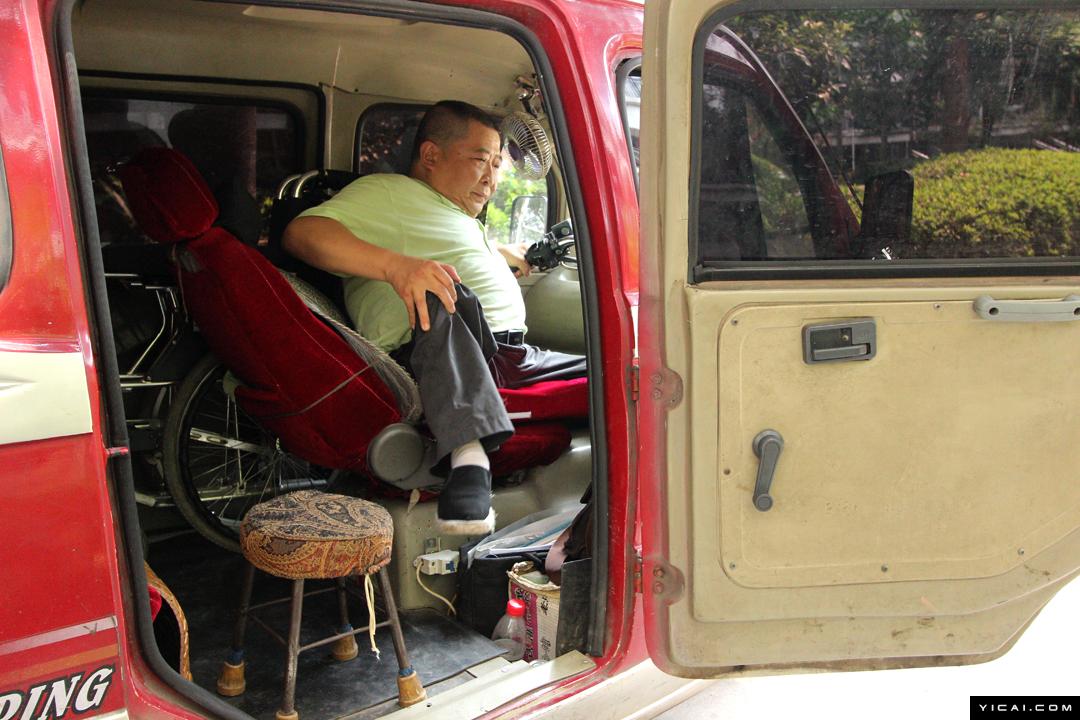 重庆残疾大叔坐轮椅卖保险13年 月入最高达3万