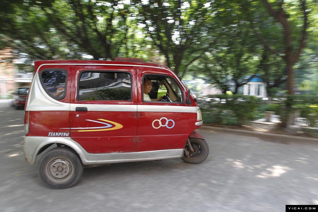 重庆残疾大叔坐轮椅卖保险13年 月入最高达3万