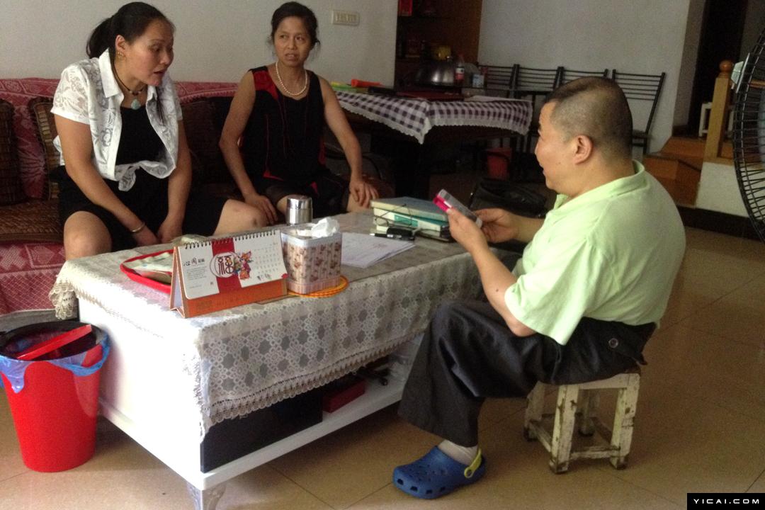 重庆残疾大叔坐轮椅卖保险13年 月入最高达3万