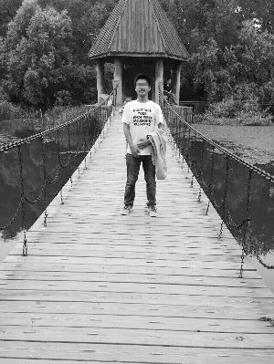 曾经健康阳光的阿辉,如今躺在病床上,面目全非