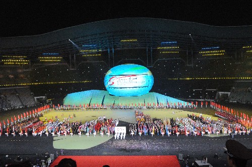 11月10日,第八届全国少数民族传统体育运动会在广州开幕。图为开幕式现场。 新华社记者 刘泉龙 摄