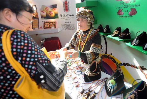 11月27日,来自台湾高雄的展商在文博会上推销工艺品。 新华社记者 姜克红 摄