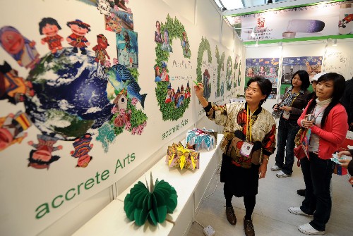 11月27日,来自台北市山群有限公司的代表(左)在文博会上向观众介绍公司的创意作品。 新华社记者 姜克红 摄