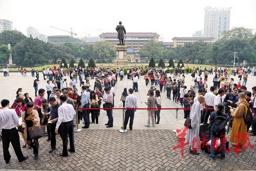 星云大师引来满城扑票人用门票规限信众惹议