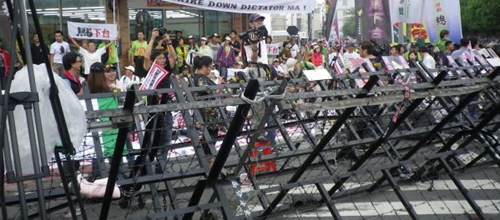 国民党全代会召开公民团体场外丢鞋抗议(图)