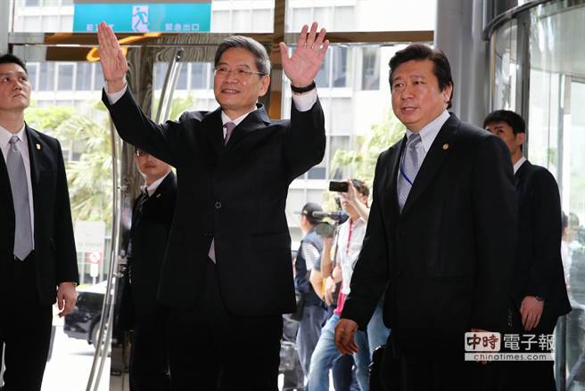 组图:台胞高举“两岸都是中国人”红布条欢迎张志军 组图:台胞高举“两岸都是中国人”红布条欢迎张志军