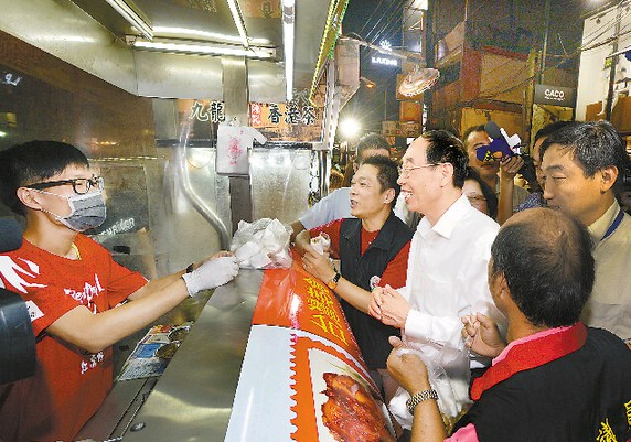 尤权走访台中逢甲夜市:台湾小吃,好呷! 尤权走访台中逢甲夜市:台湾小吃,好呷!