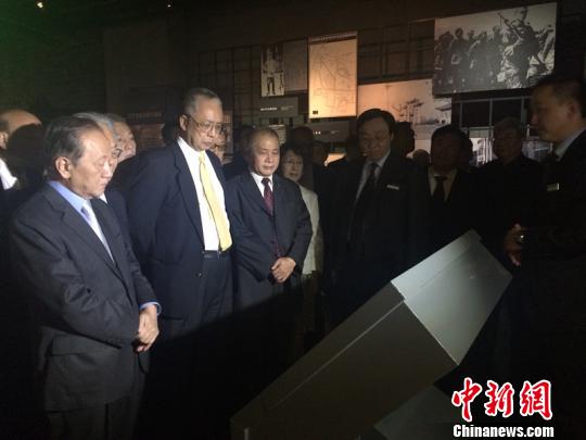 郁慕明:中国人齐心共御外侮手书“化悲愤为力量”