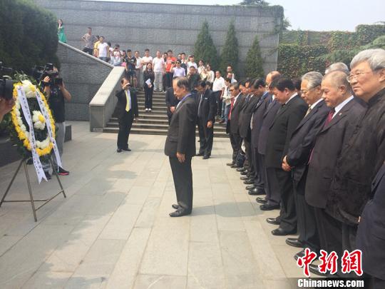 郁慕明:中国人齐心共御外侮 手书“化悲愤为力量” 郁慕明:中国人齐心共御外侮 手书“化悲愤为力量”