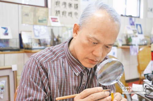 台湾毫芒雕刻家陈逢显铅笔尖上雕羊祝两岸和平 台湾毫芒雕刻家陈逢显铅笔尖上雕羊祝两岸和平