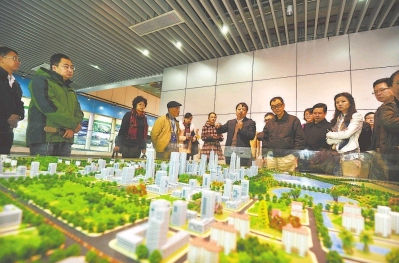 两岸媒体嘉宾参观平潭综合实验区规划馆。 两岸媒体嘉宾参观平潭综合实验区规划馆。