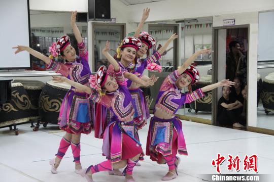 福建民族民间舞蹈交流团走进台中校园 福建民族民间舞蹈交流团走进台中校园