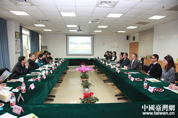 叶克冬副主任一行与杏辉天力(杭州)药业有限公司总经理游能盈等台商、台干座谈。 叶克冬副主任一行与杏辉天力(杭州)药业有限公司总经理游能盈等台商、台干座谈。