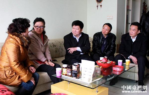 国台办主任助理龙明彪走访成都大陆配偶家庭 国台办主任助理龙明彪走访成都大陆配偶家庭