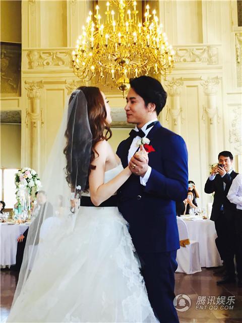 欧弟与爱妻捷克古堡内办浪漫婚礼 现场照曝光