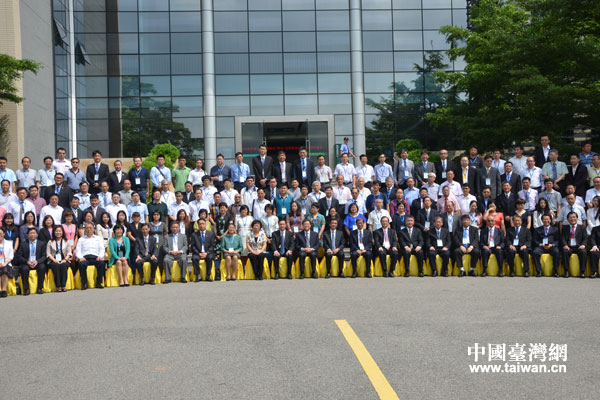 与会嘉宾合影留念。 与会嘉宾合影留念。